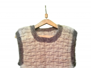 Теплая, вязанная жилетка из шерсти.